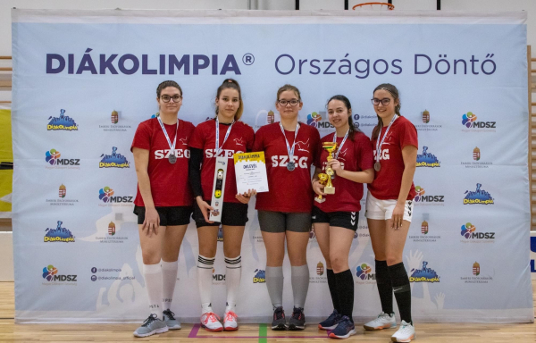 Floorballban remekelt lány csapatunk